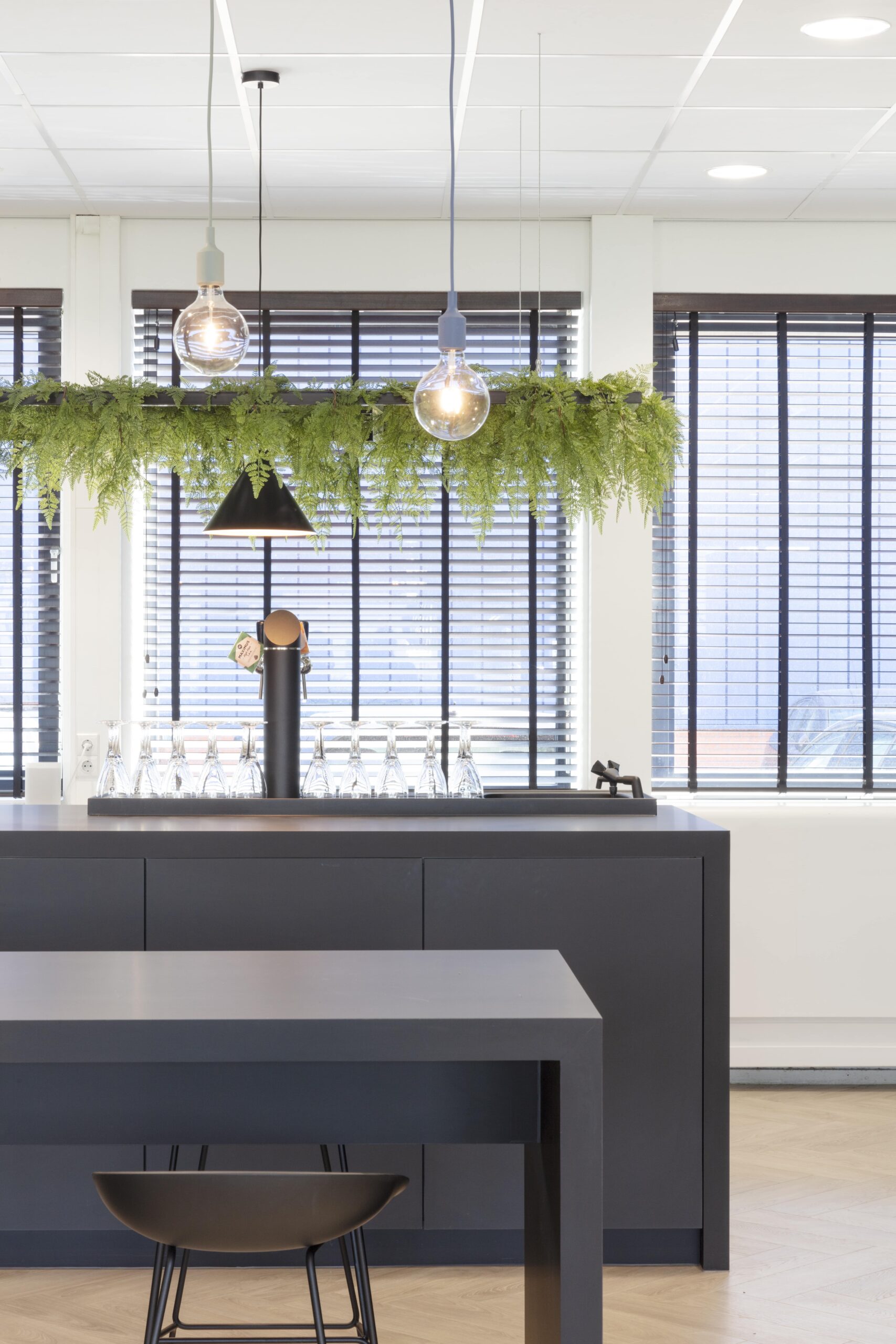 Toen Bluefield ging verhuizen werden wij ingeschakeld voor het turnkey leveren van het interieurontwerp, de renovatie van het pand en de levering van het meubilair.