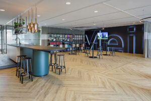 De vraag vanuit KPMG Meijburg was het creëren van een duurzaam werkplekconcept waarbij medewerkers graag naar kantoor komen.