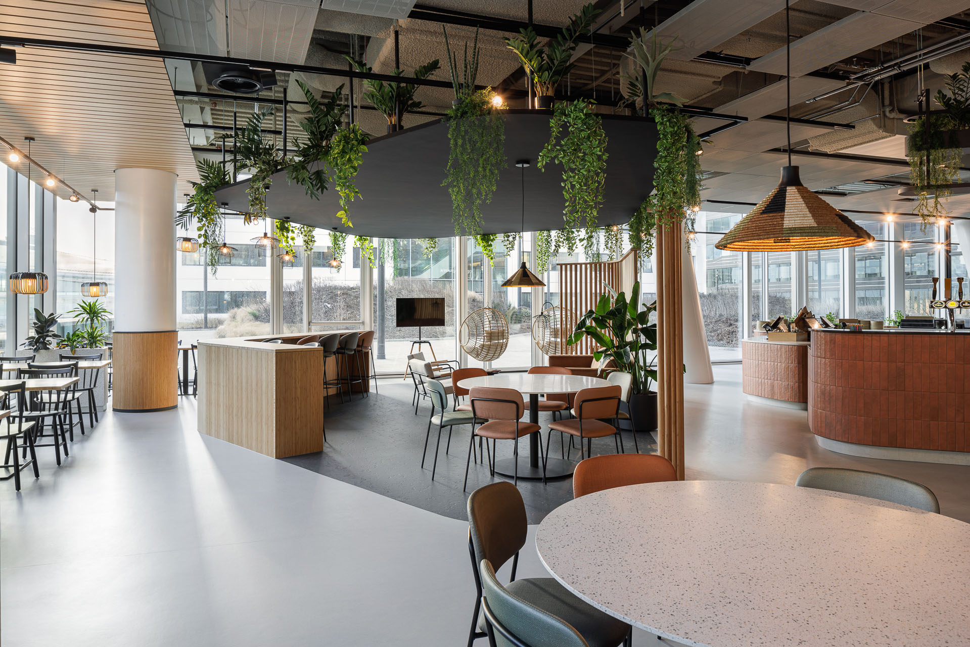 Wij hebben het high-end meubilair geselecteerd en mogen leveren voor het Grab & Go concept in Central Park Utrecht.