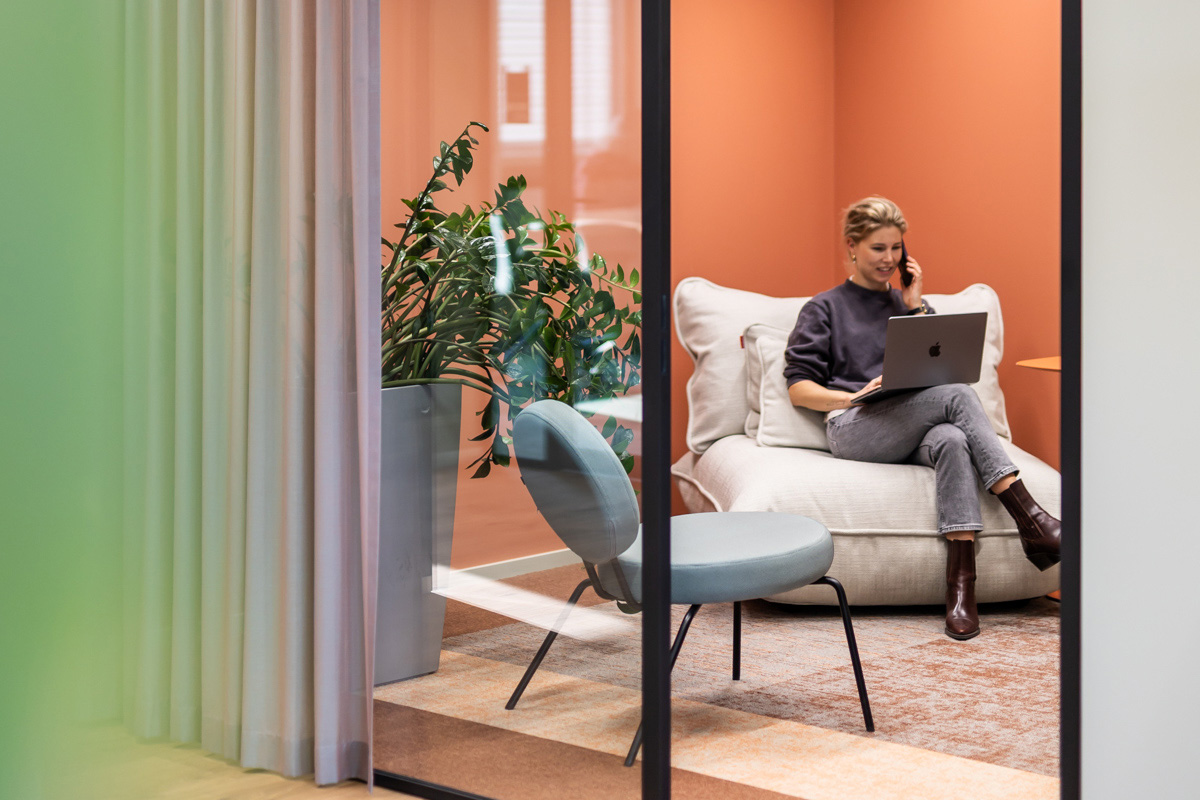 Informeel overleg op een lounge stoel bij Fitz