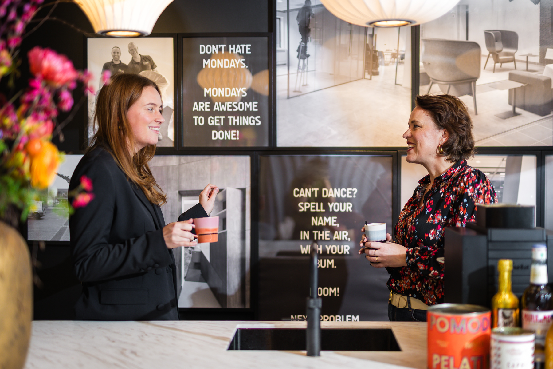 Clubhouse Office, workcafe koffiebar met Suzan en Eva